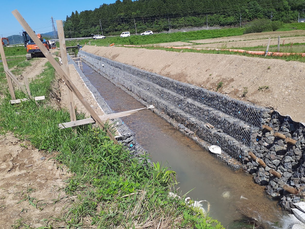 河川修繕工事の様子